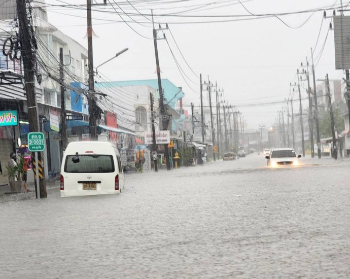 Phuket partly flooded, small vehicles stalled