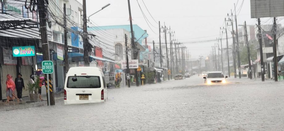 Phuket partly flooded, small vehicles stalled