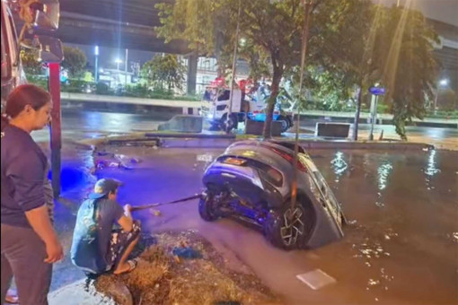 Probe after ‘no warning signs’ Bangkok ditch car plunge