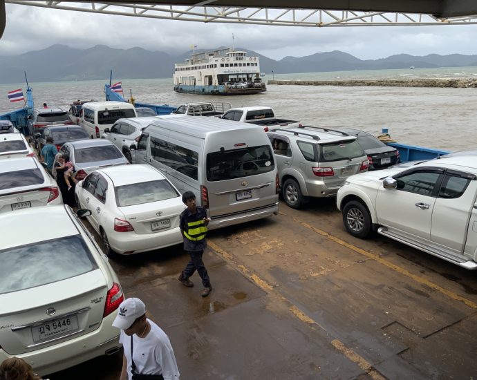 Tourists head for Ko Kut, Ko Chang