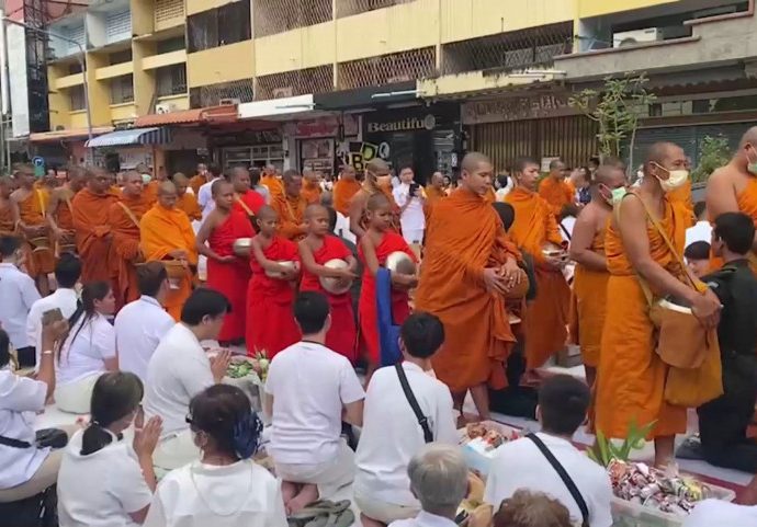 10,000 Buddhist monks in Hat Yai for mass alms offerings