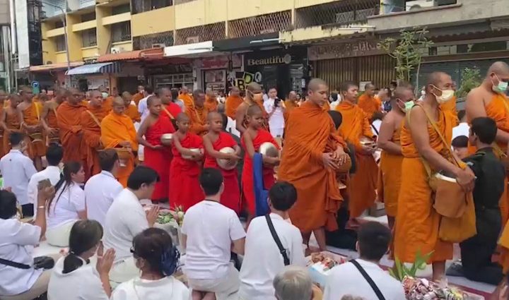 10,000 Buddhist monks in Hat Yai for mass alms offerings