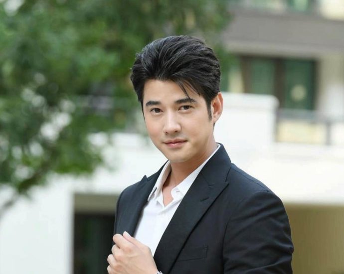 Actor Mario Maurer grilled on plates