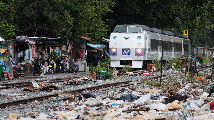 Clear-up crew put on job after pics of ‘rubbish’ railway go viral