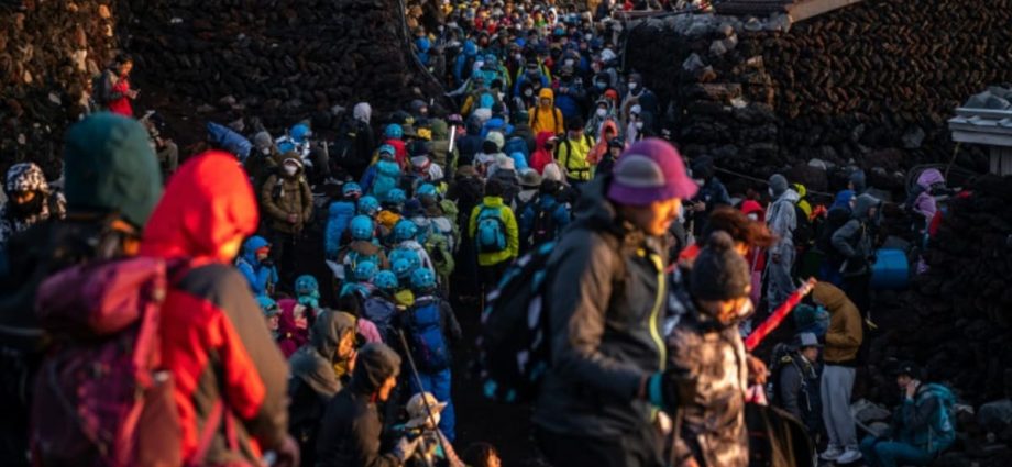 Japan ready to impose crowd control on Mount Fuji