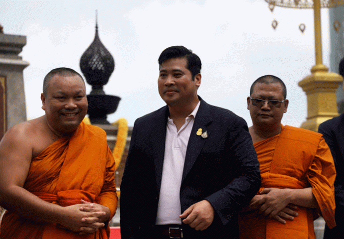 King’s second son ‘Than Aon’ makes merit at Wat Yannawa