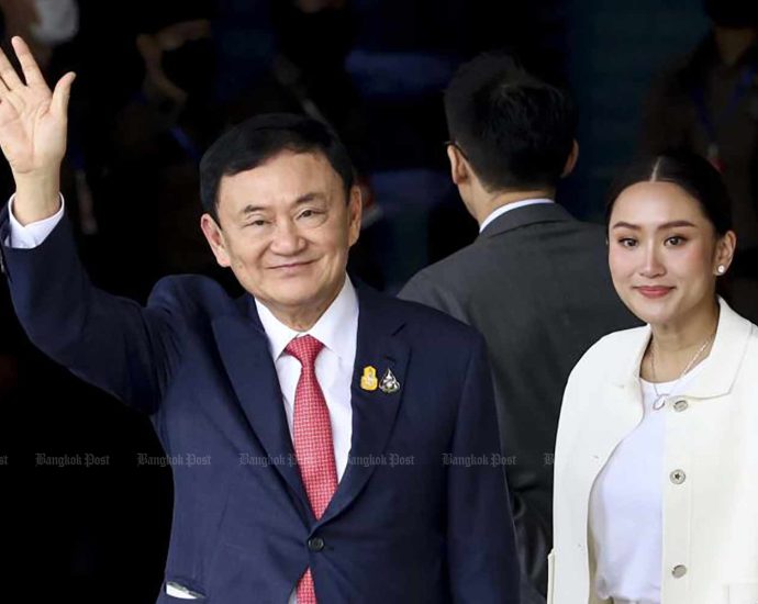 Paetongtarn first to visit Thaksin in hospital