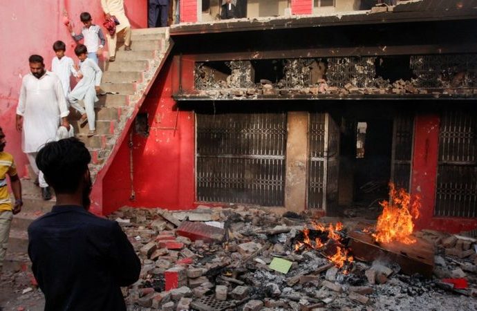 Pakistan: More than 100 arrested after churches burned