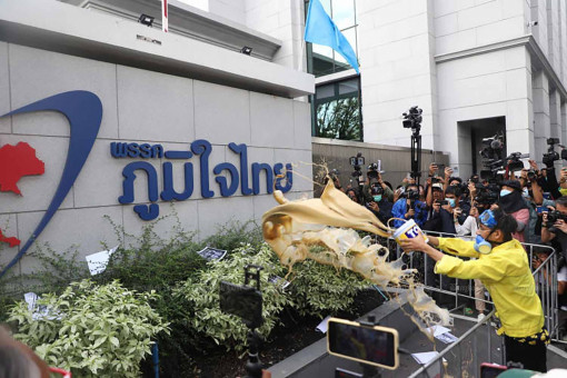 Protesters slam Pheu Thai, Bhumjaithai for alliance with military parties