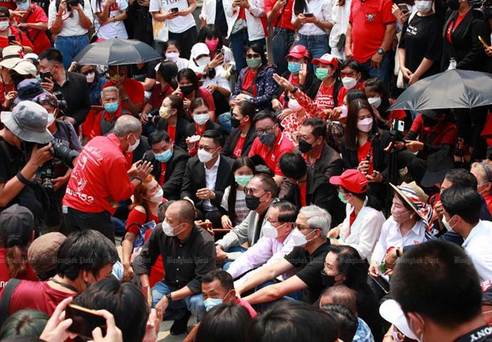 Red-shirt group urges Pheu Thai to help political exiles return