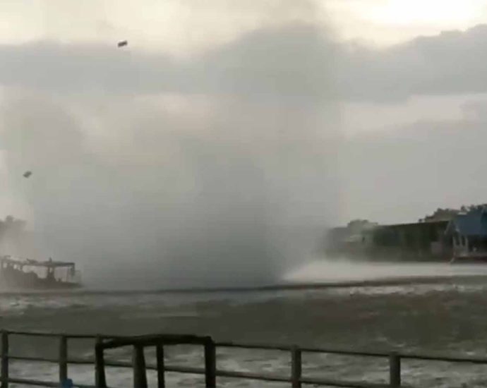 Tour boat sunk by waterspout off Phetchaburi, 1 dead, 1 missing