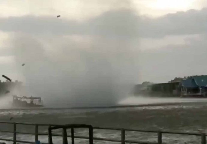 Tour boat sunk by waterspout off Phetchaburi, 2 missing