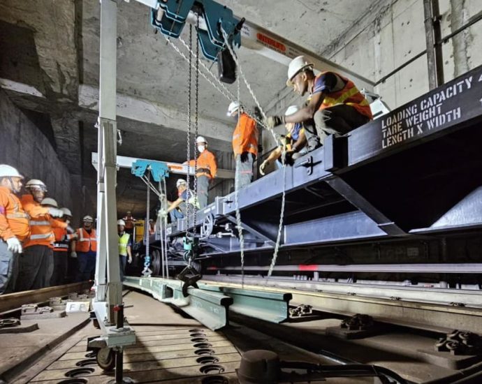 Circle Line delay: Commuters urged to use other MRT routes while crack on rail track is being fixed