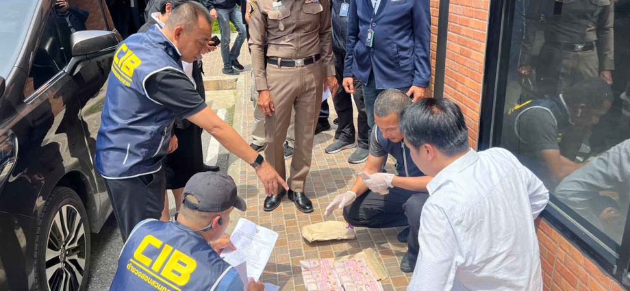 Mayor in Bang Phli âcaught taking a bribeâ