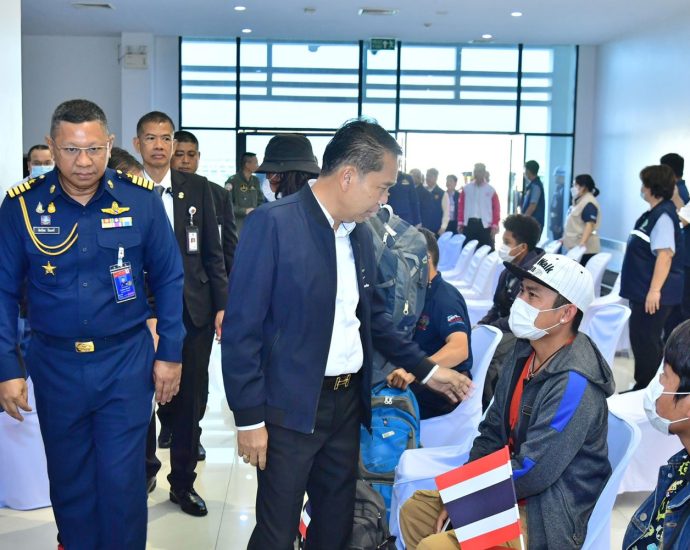 Air force brings home another 130 Thais from Israel