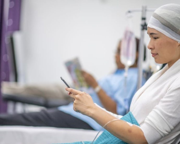 Chemotherapy and hair loss: How women with breast cancer deal with losing their hair â and how to support them