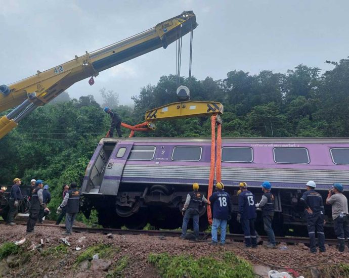 Derailed train in Phrae being removed