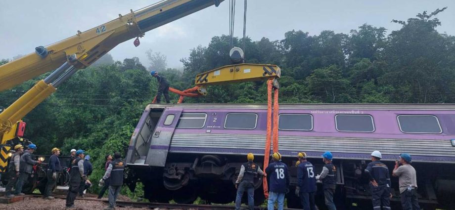 Derailed train in Phrae being removed