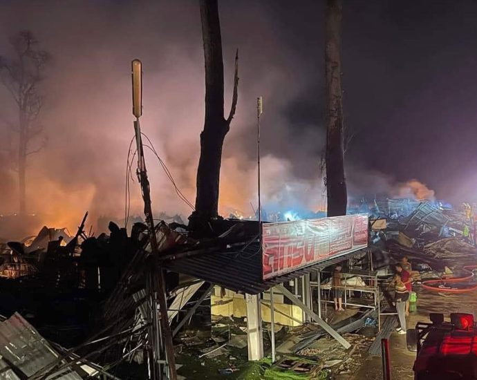 Fire destroys 300 shops at Surin border market