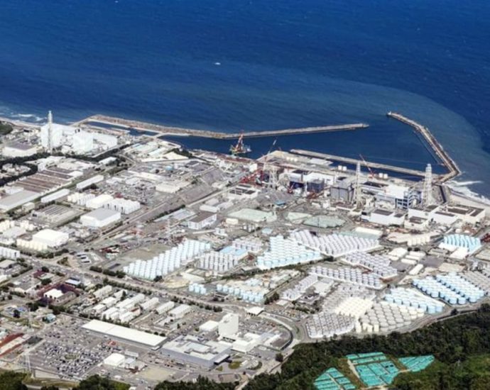 Four Japan nuclear plant workers splashed with tainted water