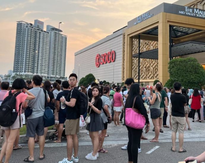 Hundreds evacuated from Johorâs Mid Valley Southkey mall after ‘security threat’