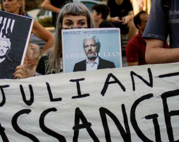 Julian Assange to be made honorary citizen of Rome