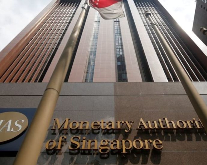 MAS keeps monetary policy unchanged, expects Singapore's economy to âimprove graduallyâ next year