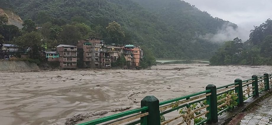 Rain hampers search for Indian soldiers missing in flood