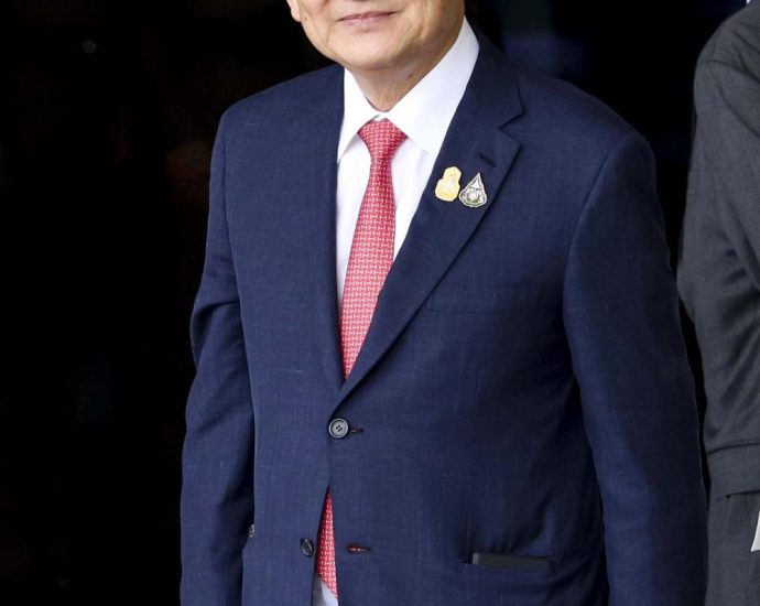Thaksin stays out for surgery