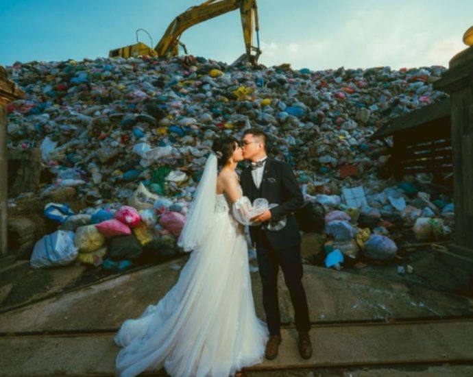 ‘Til trash do us part: Taiwan couple embraces garbage wedding shoot