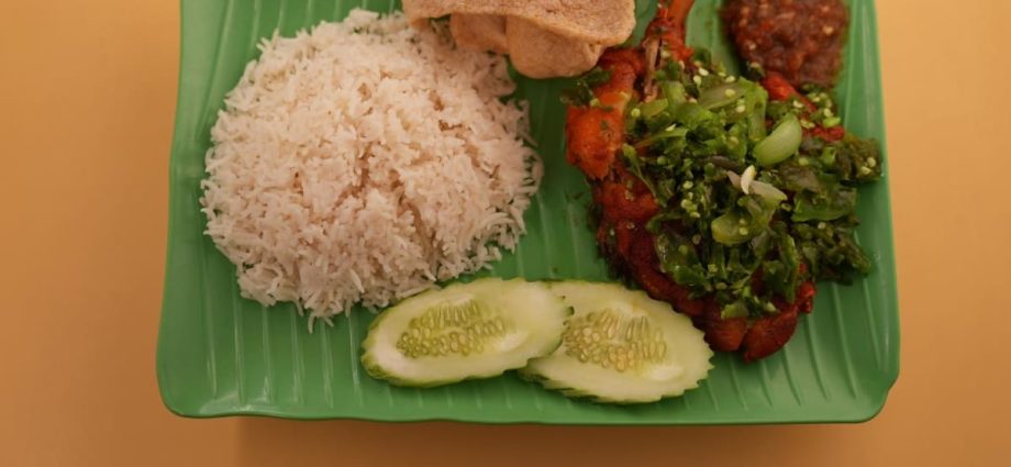 Unique and spicy green chilli chicken rice near Geylang thatâs worth queueing for