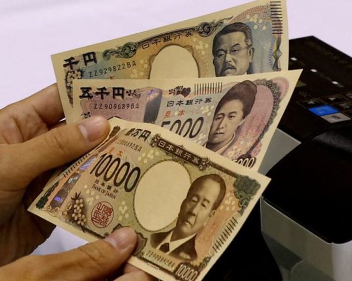 Yen weakens as Bank of Japan tweaks bond yield policy