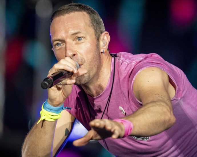 Chris Martin recites Malay pantun at Coldplay concert in Kuala Lumpur