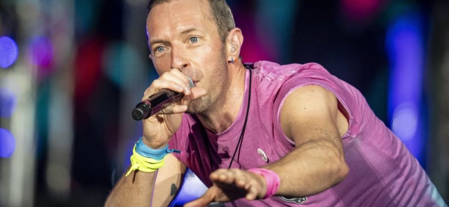 Chris Martin recites Malay pantun at Coldplay concert in Kuala Lumpur