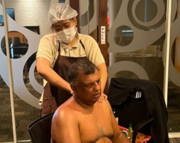 Commentary: AirAsia boss Tony Fernandesâ topless massage during meeting is not âopenâ workplace culture