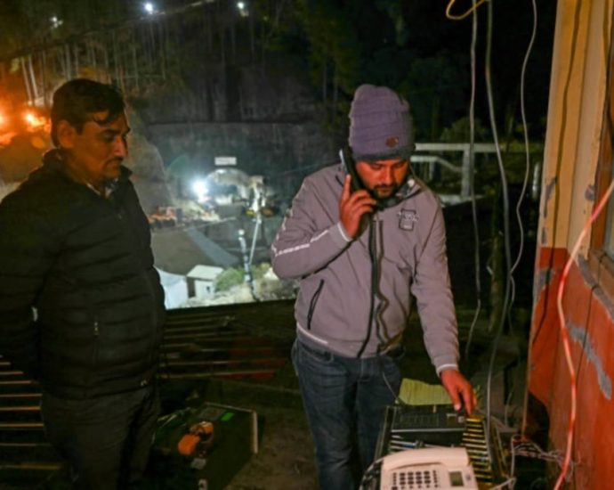 India bid to free 41 trapped workers enters third week