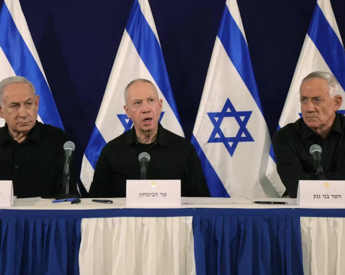Netanyahu wobbles as Israelis rally around the flag