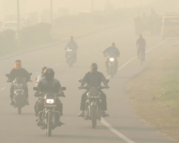 New Delhi smog grows more intense as farm fires rage, world's most polluted city again