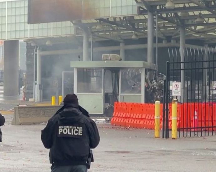 Vehicle explodes at Niagara Falls, forcing US-Canada border closings