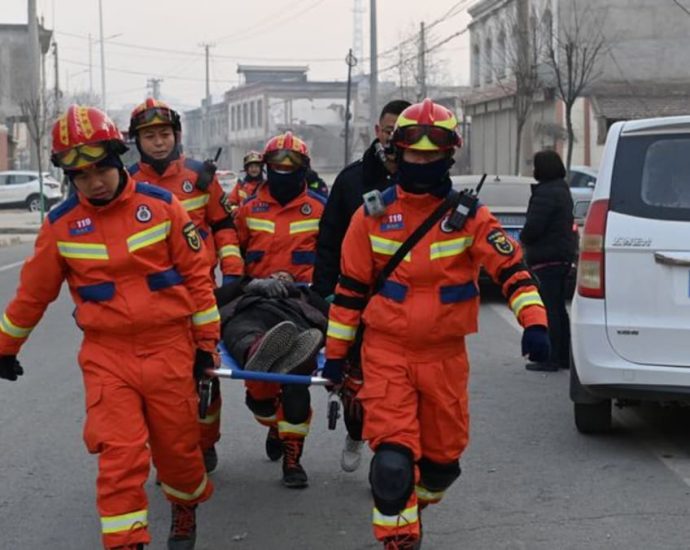 Chinese rescuers brave freezing cold to find earthquake survivors