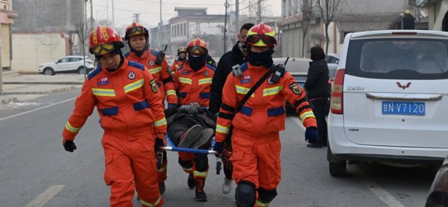 Chinese rescuers brave freezing cold to find earthquake survivors