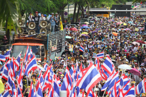 Court suspends jail terms for Nititorn, Chitpas and 3 others in Yingluck protests