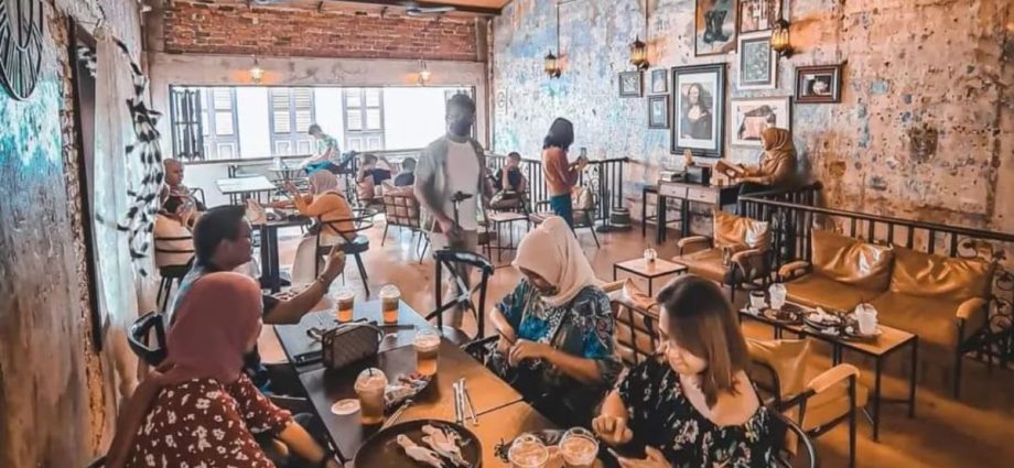 Eat your way through Ipoh: Harry Potter cafe, vending machine salted chicken, delicious dim sum and more