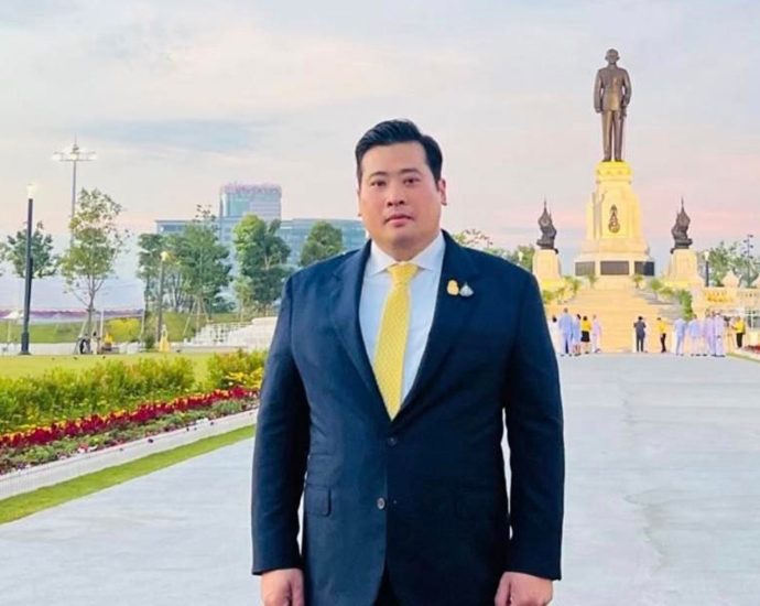 King’s second son joins Thais in paying respect to late King Bhumibol