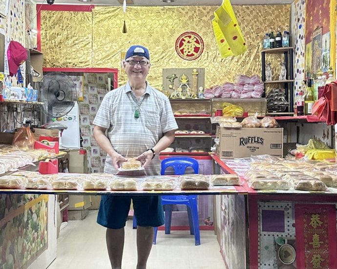 Meet the 73-year-old baker in Toa Payoh selling old-school buns for just S$1