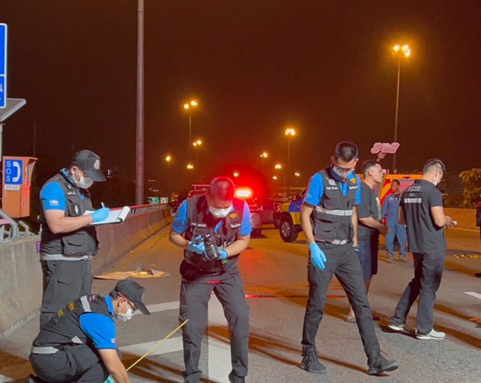 Police officer held in expressway slaying