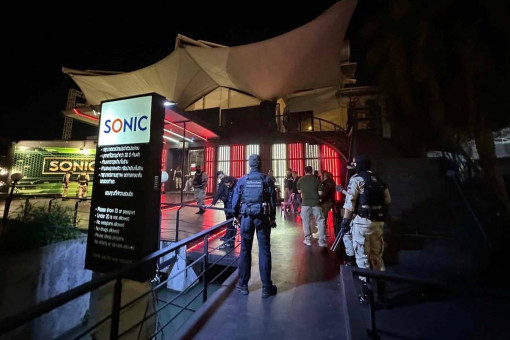 Scores of drug users found in Anutin-led Bangkok pub raid