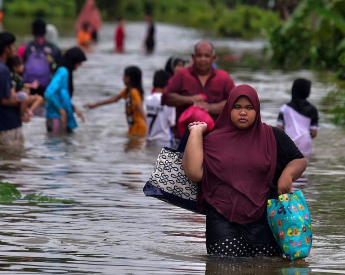 Six dead, tens of thousands hit by southern Thailand flooding