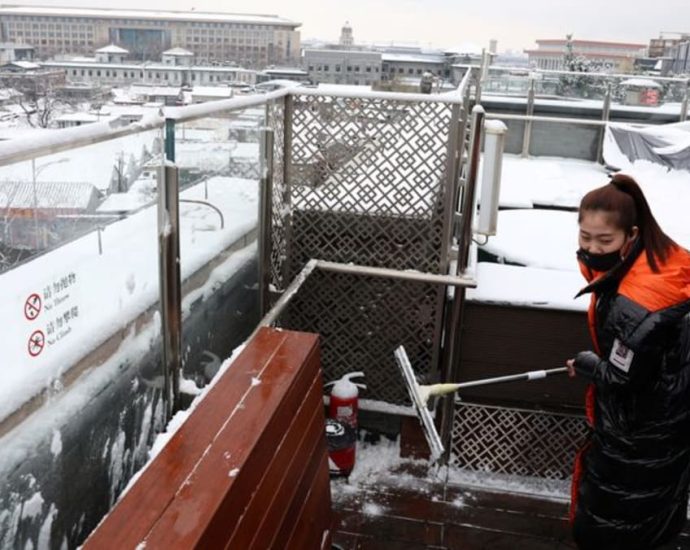 Snowfall shrouds north China in prelude to even colder weather