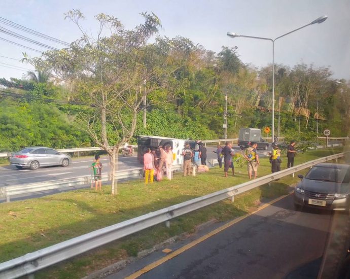 17 tourists injured when bus overturns in Phuket